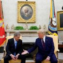 Трамп ляснув по коліну президента Фінляндії: йому це не дуже сподобалося