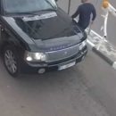 У Києві водій голими руками зламав шлагбаум: його оголосили у розшук