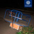 В Запорожье мужчина украл с детской площадки целую карусель