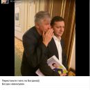 Шептун Зеленского: в сети обсуждают забавное фото президента с 