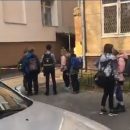 На Отрадном из окна школы выпала девочка: Подозревают, что это попытка самоубийства (видео)