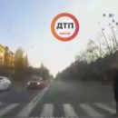 В Киеве водитель едва не снес сразу троих прохожих на переходе (видео)