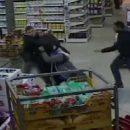 В киевском супермаркете молодчики зверски избили охранника: момент попал на видео