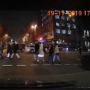 Вытащили телефон прямо на переходе: Кадры с воровками в Киеве (видео)