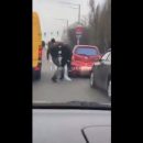 Били руками и ногами: В Киеве водители устроили жестокую драку
