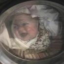 В сети обсуждают курьез с отцом, который испугался за ребенка в стиральной машине