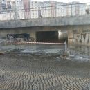 В Киеве из-за лопнувшей трубы ушел под воду подземный переход (видео)