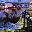 В Киеве водитель выпрыгнул из машины за секунду до того, как его авто смяла фура