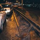 В Киеве часть моста упала на проезжавший под ним автомобиль (видео)