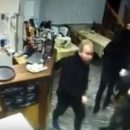 Вооруженные люди избили посетителей ресторана: Опубликовано видео