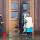 Появилось впечатляющее видео поджога дверей в Харьковской ОГА