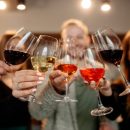 Быстрое опьянение и тяжелое похмелье: какой алкоголь лучше не пить на Новый год