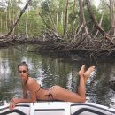 Очень горячо: Ирина Шейк в мини-бикини на пляжах Коста-Рики