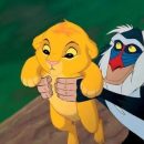 Бабуин «усыновил» львенка и воспроизвел сцену из мультфильма «Король-лев» (фото, видео)