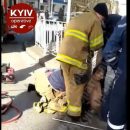 В Киеве из канализации вытащили голого мужчину