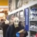 Коронавирус: Появилось видео покупателя в противогазе в николаевском супермаркете