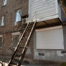 “Шедевр” архитектуры: в Запорожье к балкону на 2-ом этаже поставили лестницу
