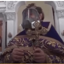 В Росії священник РПЦ прийшов на проповідь у протигазі та звинуватив ЗМІ у нагнітанні паніки